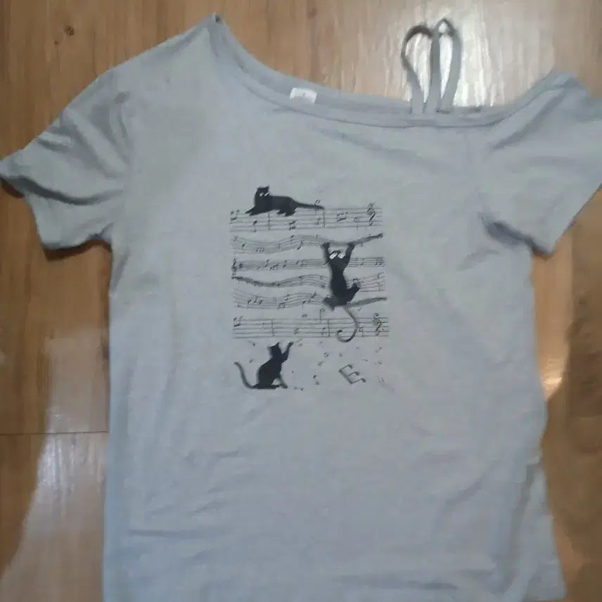 [BUNJANG] Gray Off-Shoulder T-Shirt Cat Graphic / 회색 오프숄더 티셔츠/55.66