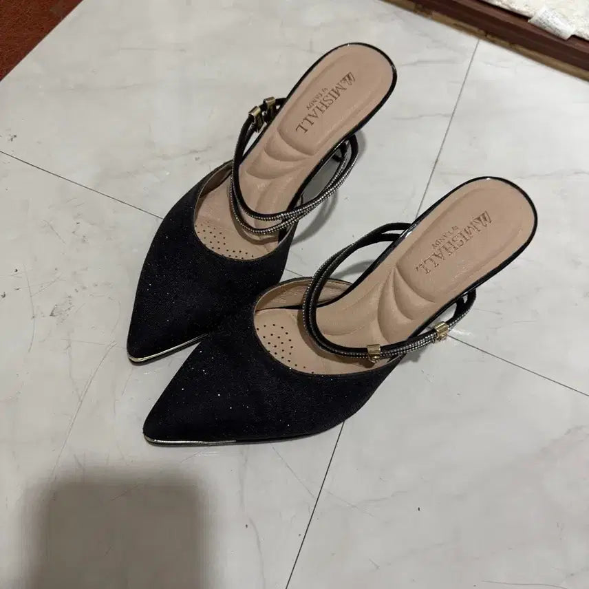 [BUNJANG] Tandi Black Strap Low Heel Shoes (235) / 탠디 235 구두