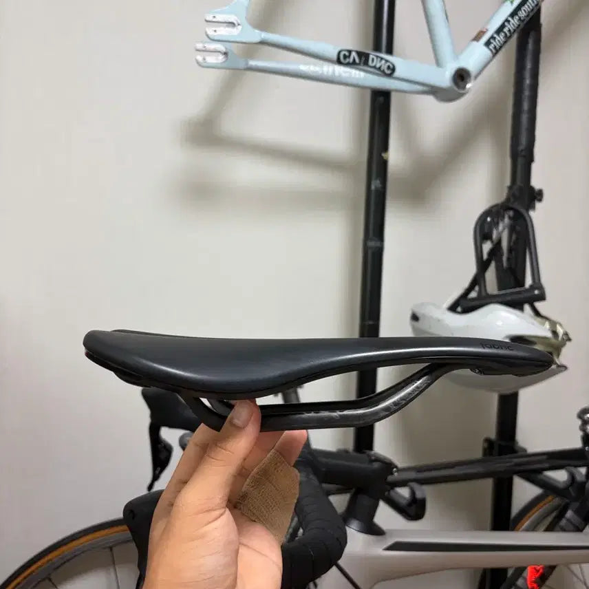 [BUNJANG] Fabric Scoop Flat Carbon Rail Saddle / 패브릭 스쿱 플랫 카본레일 안장