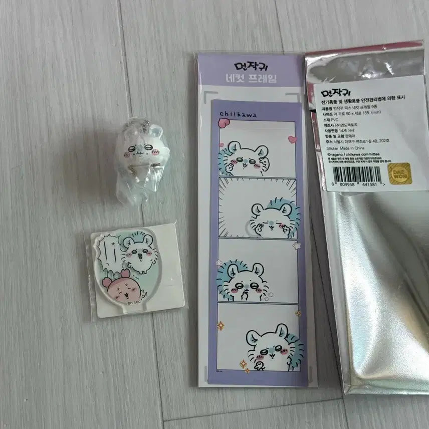 [BUNJANG] Momonga Goods Set: Four-Cut Frame, Tabemono Keyring, Acrylic Stand / 모몽가 굿즈 세트 판매 / 네컷 프레임&타베모노 키링&아크릴 스텐드