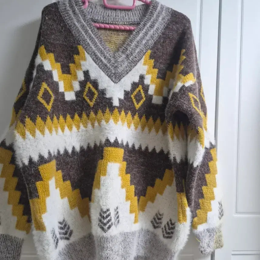 [BUNJANG] Women's V-Neck Knit Sweater with Unique Pattern / 여성 니트 스웨터