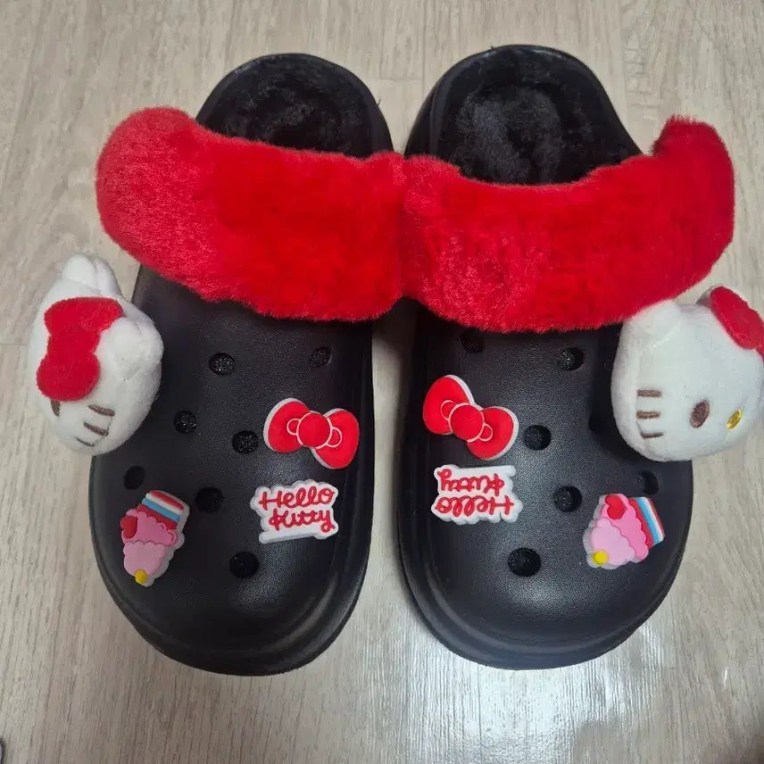 [BUNJANG] Hello Kitty Furry Slippers Black / 헬로키티 퍼 슬리퍼 블랙