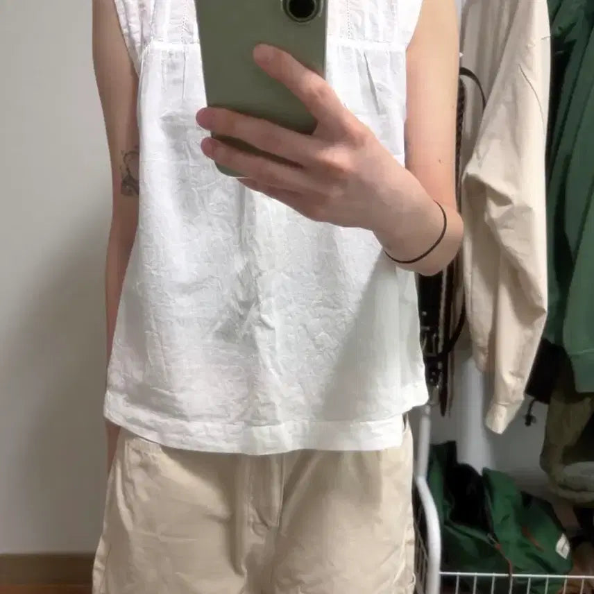[BUNJANG] Uniqlo Sleeveless Top / 유니클로 슬리브리스