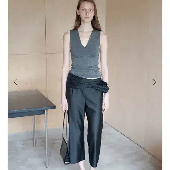 [BUNJANG] EHRE Basic V-Neck Sleeveless Top Dark Gray / EHRE 베이직 브이넥 민소매 탑 다크그레이