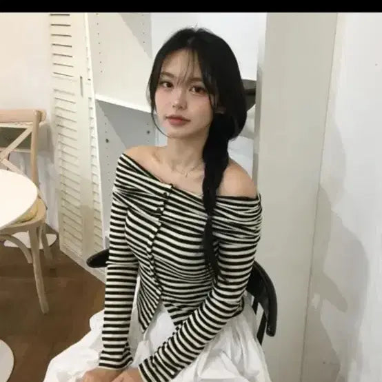 [BUNJANG] Striped Off-Shoulder Knit Sweater / 스트라이프 오프숄더 니트 새것