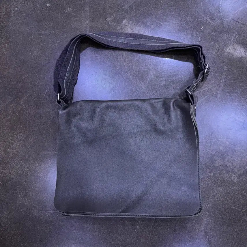 [BUNJANG] Armani Exchange Grey Leather Messenger Bag Shoulder Bag / 아르마니 익스체인지 그레이 레더 메신저백 크로스백 숄더백