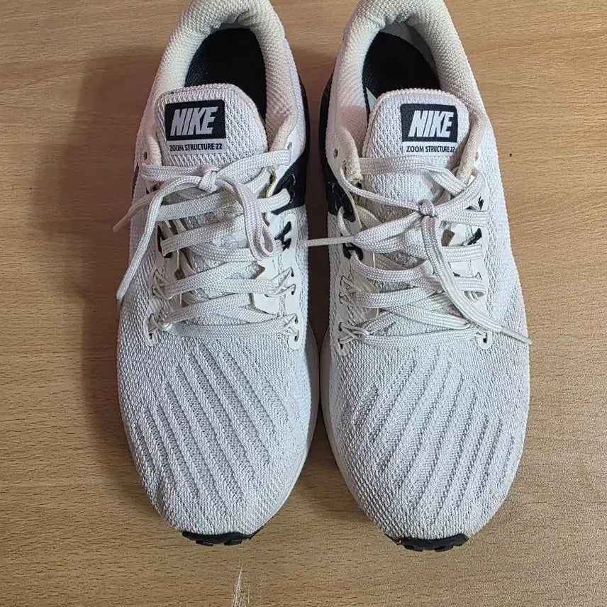 [BUNJANG] Nike Zoom Structure 22 White/Black Sneakers Size 245 / 나이키 줌 스트럭쳐 22 화이트/블랙 운동화  사이즈 245