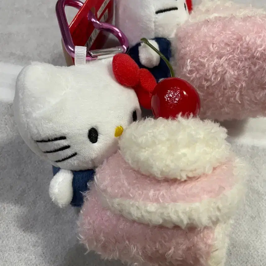 [BUNJANG] Hello Kitty Cherry Roll Cake Plush Keychain / 헬로키티 체리 롤케이크 인형 키링 판매