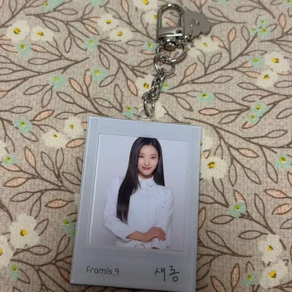 [BUNJANG] fromis_9 Saerom From Summer Exhibition Keyring / 프로미스나인 이새롬 프롬섬머 from summer 전시회 키링 판매