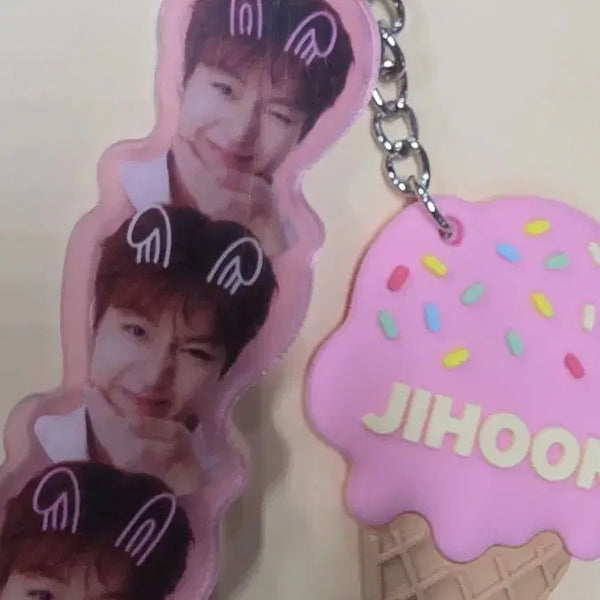 [BUNJANG] Park Ji Hoon Baskin Robbins Collaboration Keyring / 박지훈 베라 아궁빵 키링