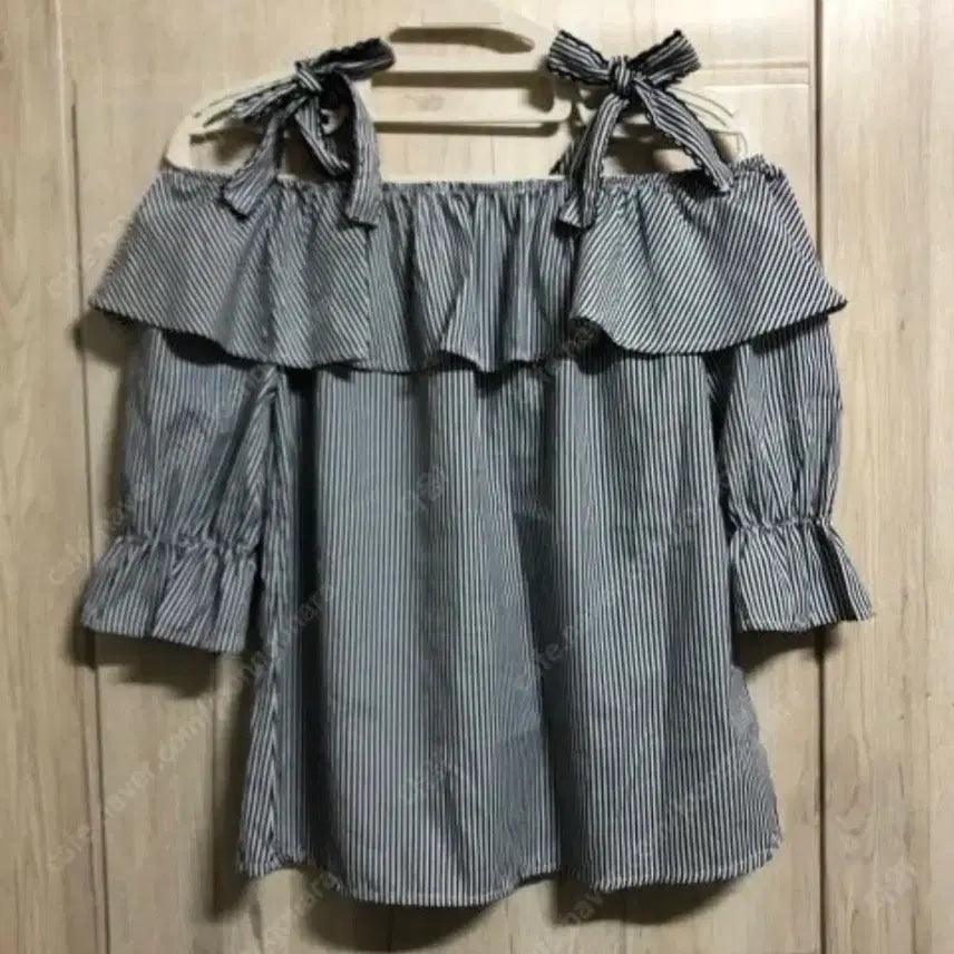 [BUNJANG] Stripe Open Shoulder Blouse / 스트라이프 오픈숄더 블라우스