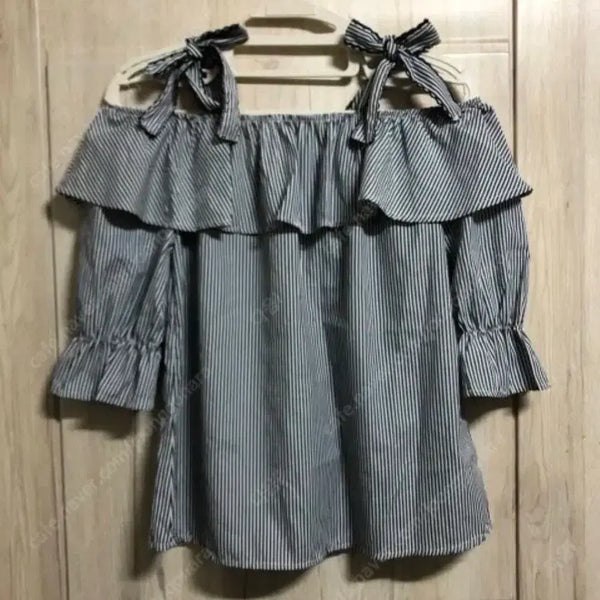 [BUNJANG] Stripe Open Shoulder Blouse / 스트라이프 오픈숄더 블라우스