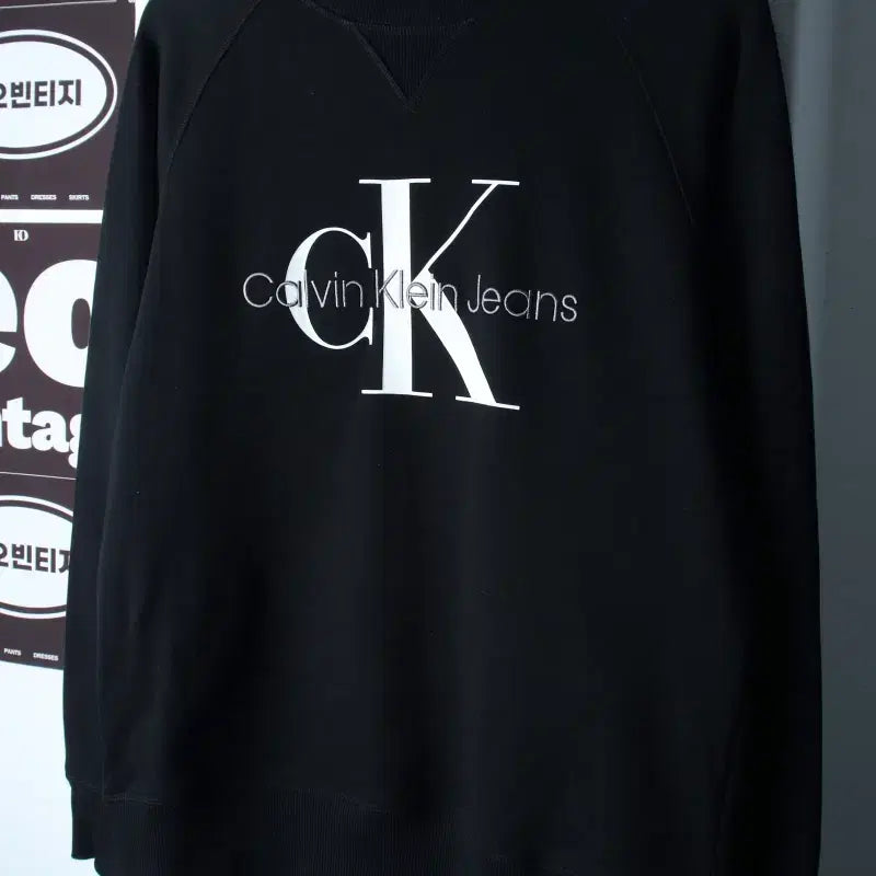 [BUNJANG] Calvin Klein Big Logo Raglan Sweatshirt Black / (S-M) 캘빈클라인 맨투맨 티셔츠 빅로고 나그랑 블랙 놈코어-H38025