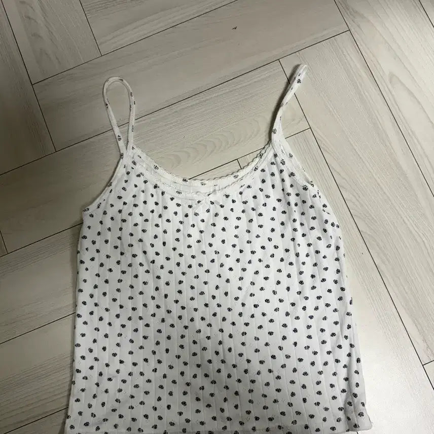 [BUNJANG] Brandy Melville White Flower Pattern Camisole / 브랜디멜빌 화이트 플라워 패턴 끈나시