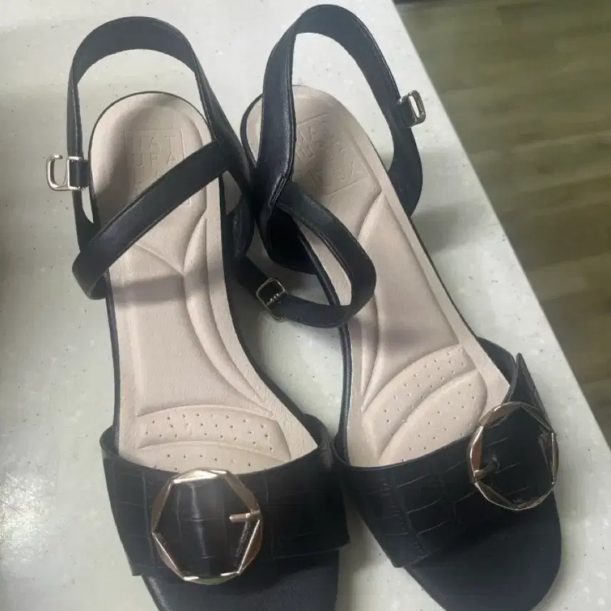 [BUNJANG] Black Crocodile Pattern Strap Sandals with Gold Buckle / 구두