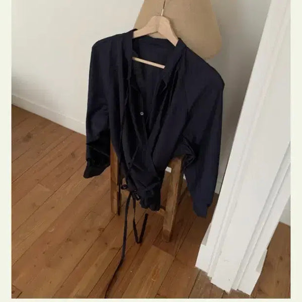 [BUNJANG] The Persona Lab Blouse (Navy) / 더페르소나 랩블라우스(네이비)