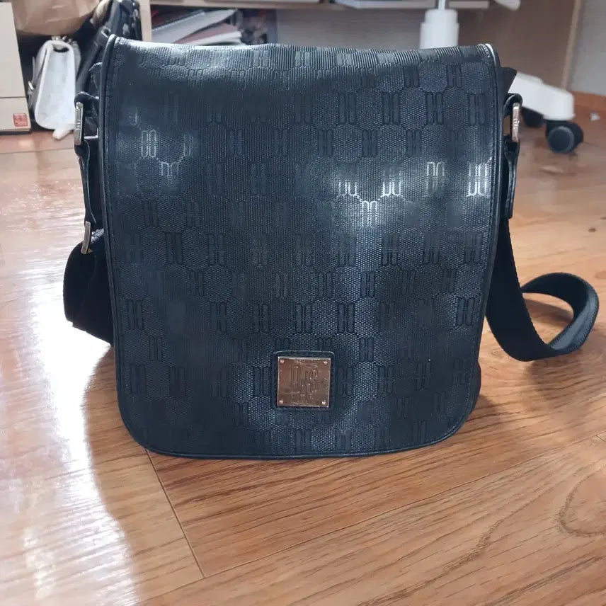 [BUNJANG] Daks Emblem Shoulder Bag Black / 닥스 엠블럼 숄더백 블랙