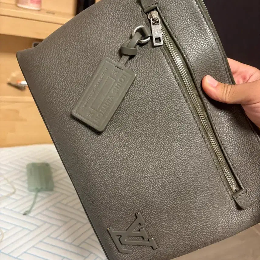 [BUNJANG] Louis Vuitton Monogram Embossed Leather Clutch Bag / 루이비통 클러치