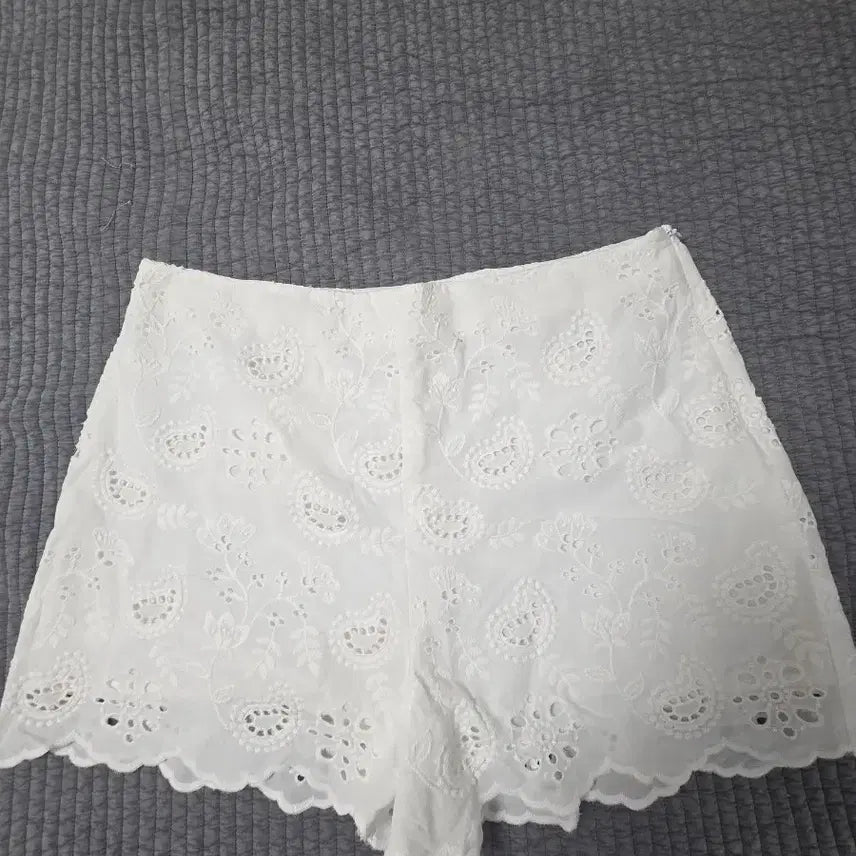 [BUNJANG] Zara Embroidered Shorts L / (새상품)Zara 자라 자수 반바지 L