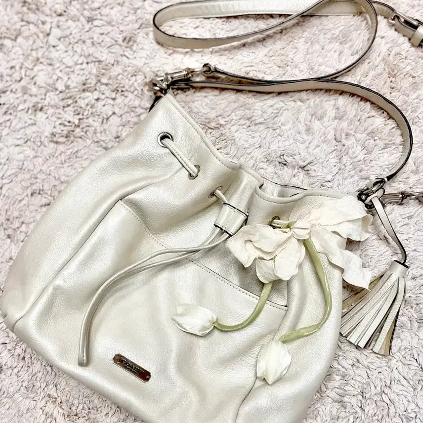 [BUNJANG] Coach Leather Drawstring Bucket Bag Ivory / 코치 레더 드로스트링 버킷백 아이보리