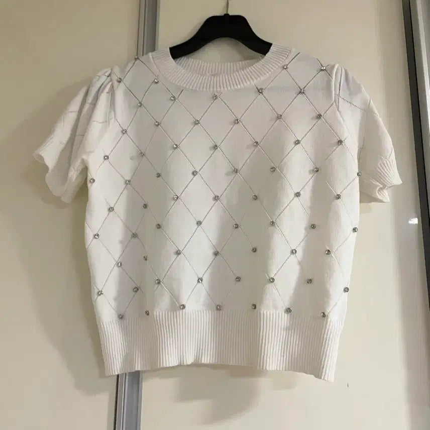 [BUNJANG] White Short Sleeve Knit with Cubic Embellishments / 화이트 반팔 큐빅 니트