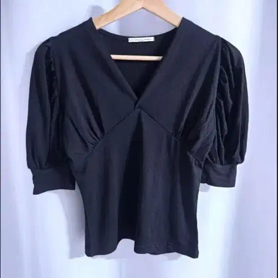 [BUNJANG] Black V-Neck T-Shirt / 블랙 브이넥 티셔츠 새상품