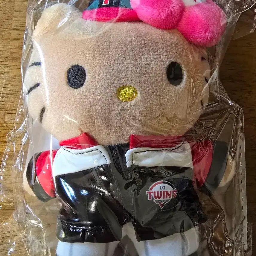 [BUNJANG] LG Twins Tanning Kitty Glossy Varsity Jacket Keychain / 엘지 트윈스 태닝키티 유광잠바 키링