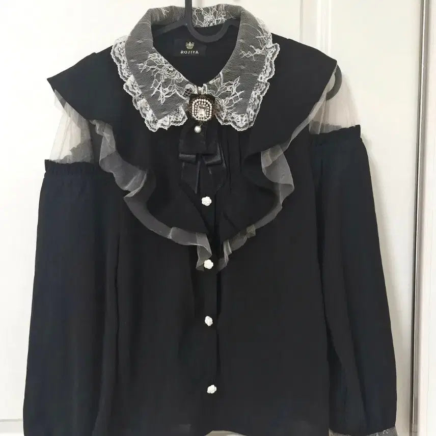 [BUNJANG] Rosita Shoulder Cutout Blouse / 로지타 어깨트임 블라우스