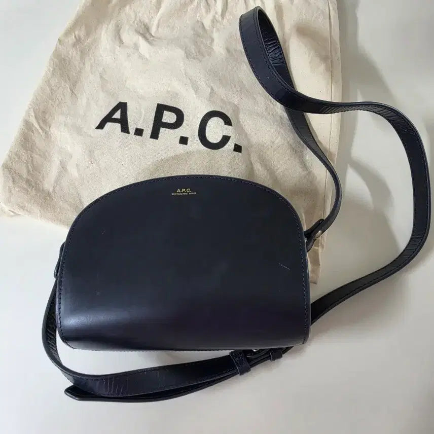[BUNJANG] A.P.C. Half Moon Bag Navy / A.P.C. 아페쎄 하프문 백 네이비