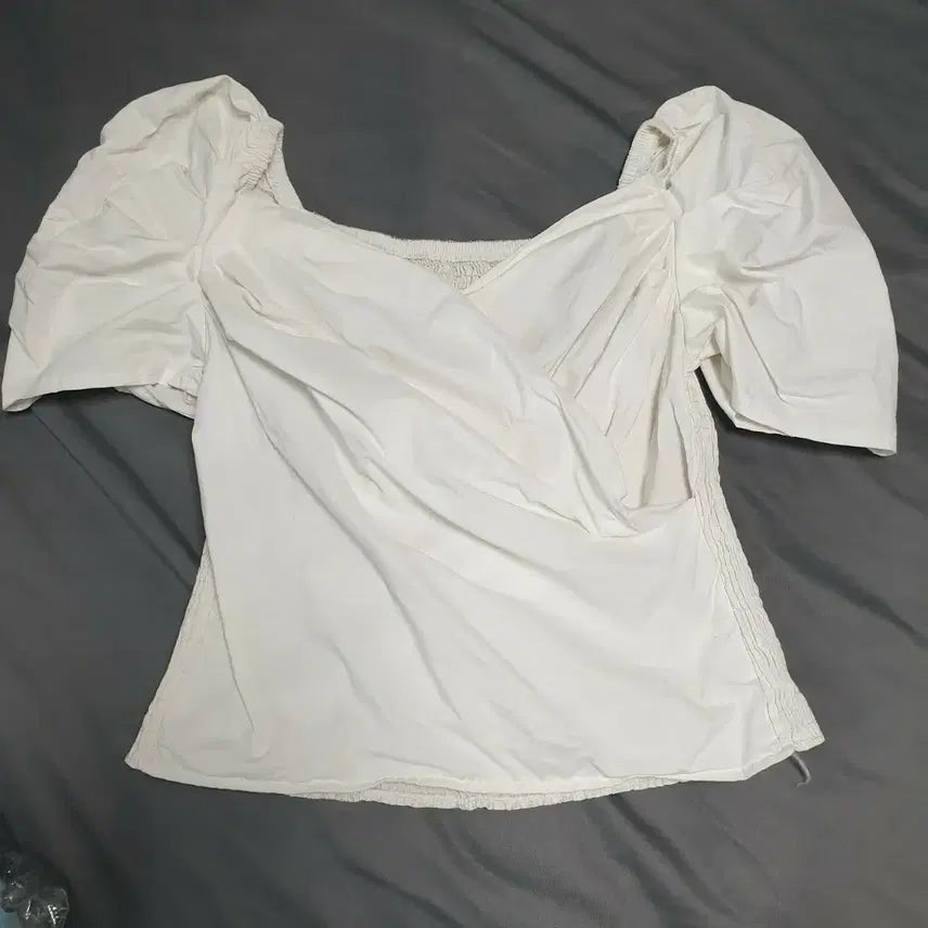 [BUNJANG] White Puff Sleeve Blouse with Twisted Front and Elastic Hem / 화이트 퍼프 여성스러운 밴딩 블라우스