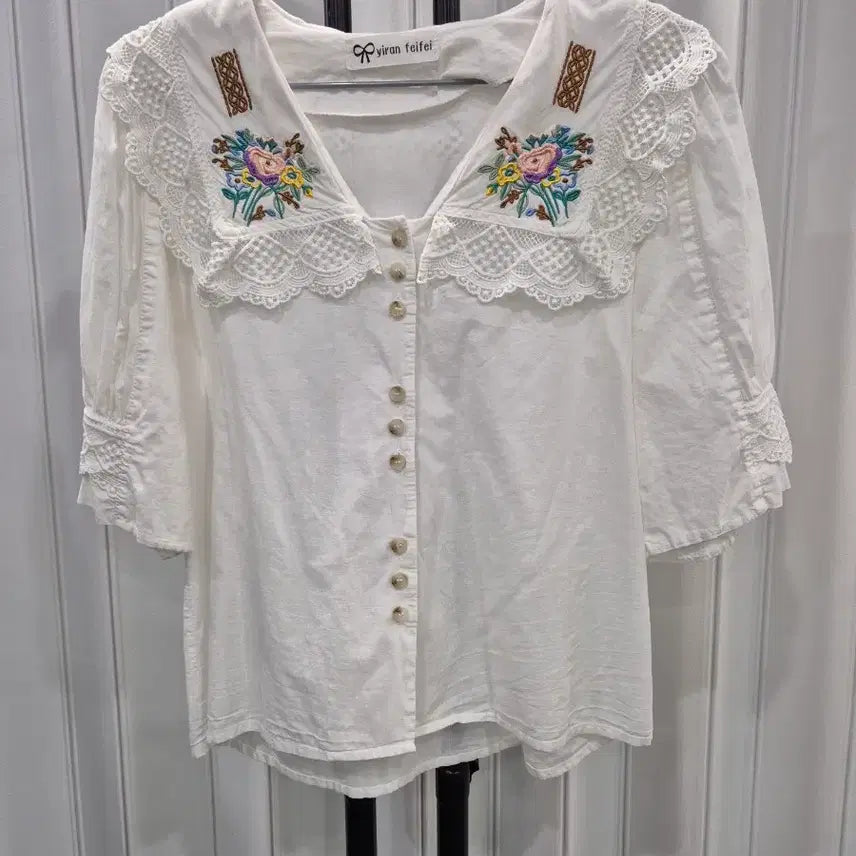 [BUNJANG] White Embroidered Blouse / 자수 블라우스 화이트