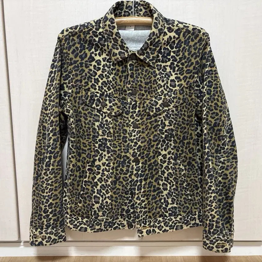 [BUNJANG] Supreme Leopard Trucker Jacket - New, Size M / 슈프림 레오파드 트러커 자켓 신품 M