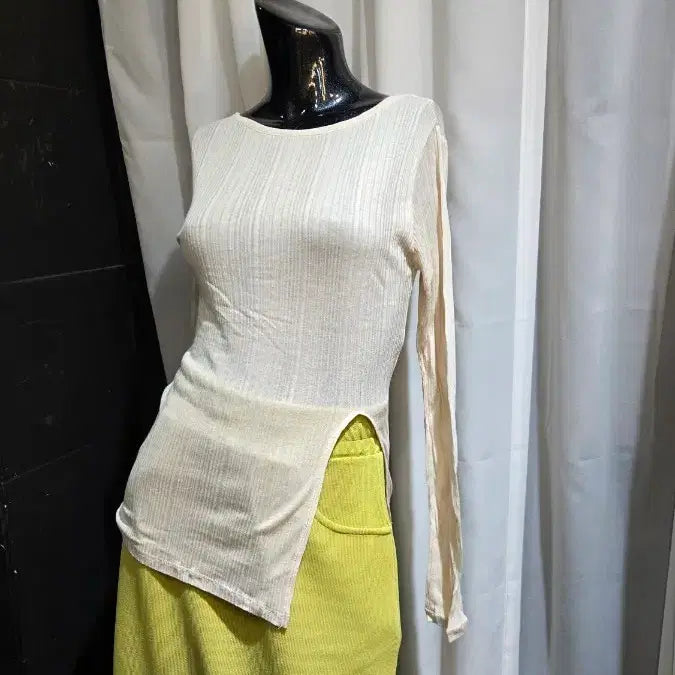 [BUNJANG] Beige Ribbed Long Sleeve Top with Side Slit / 베이지 얇은 골지 한쪽트임 긴팔