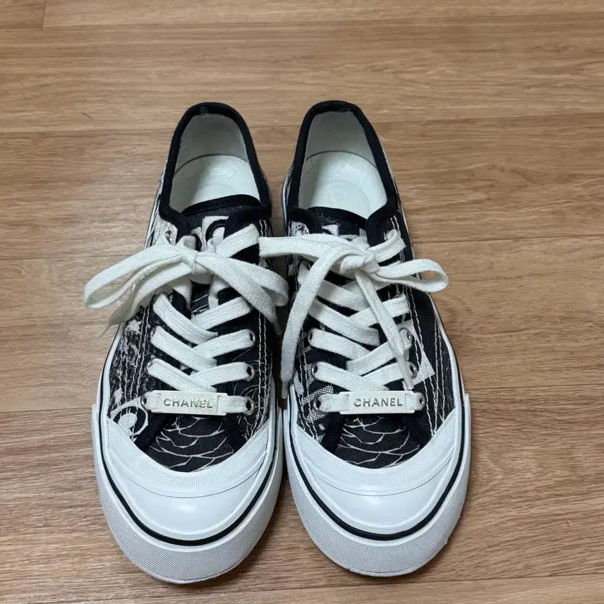 [BUNJANG] Chanel Canvas Sneakers Black White / 샤넬 캔버스 스니커즈 블랙 화이트