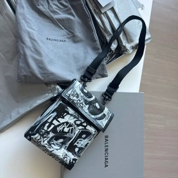 [BUNJANG] Balenciaga Graffiti Design Crossbody Bag / 발렌시아가 그래피티 디자인 크로스백 새상품급 풀구성