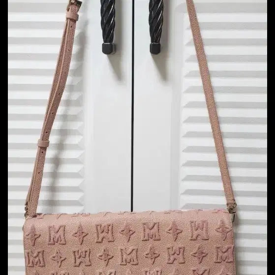 [BUNJANG] MCM Embossed Logo Shoulder Bag Pink / 메트로시티 엠보 로고 숄더백