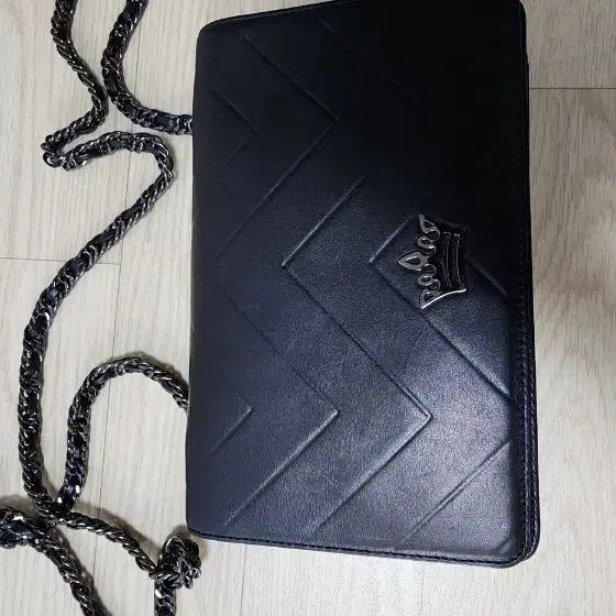 [BUNJANG] J.ESTINA Chevron Pattern Chain Crossbody Bag / 제이에스티나  크로스백 블랙
