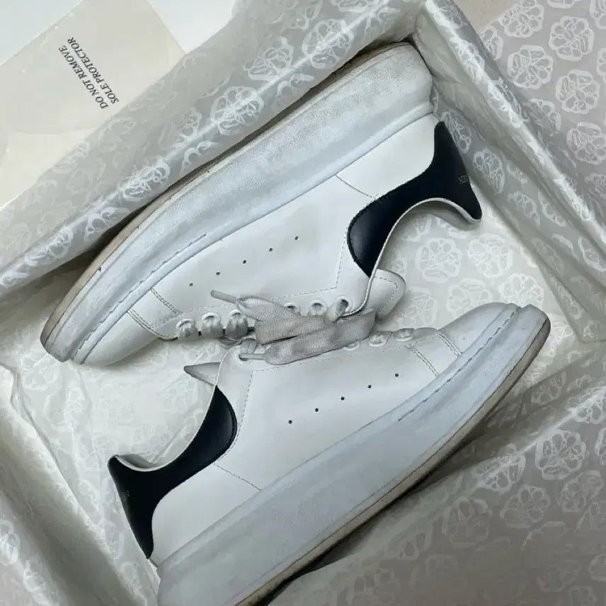 [BUNJANG] Alexander McQueen Oversized Sneakers White Black / 알렉산더 맥퀸 오버사이즈드 스니커즈 화이트 블랙