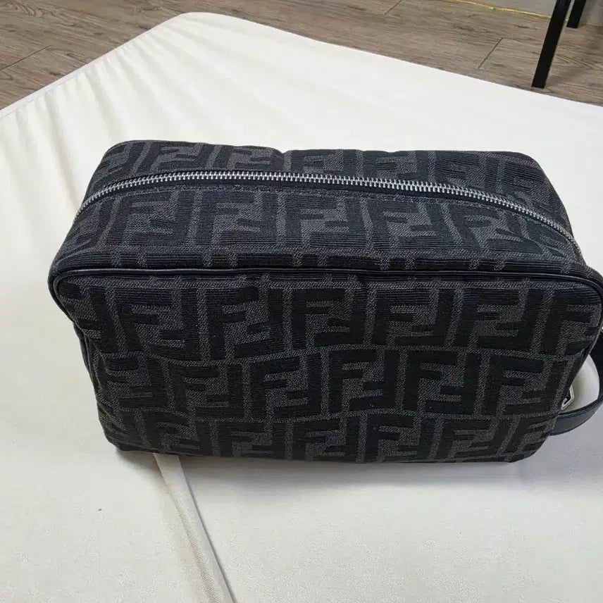 [BUNJANG] Fendi FF Jacquard Fabric Toiletry Case Black / 펜디 FF 자카드 패브릭 토일레트리 케이스 블랙 풀박스 판매합니다.