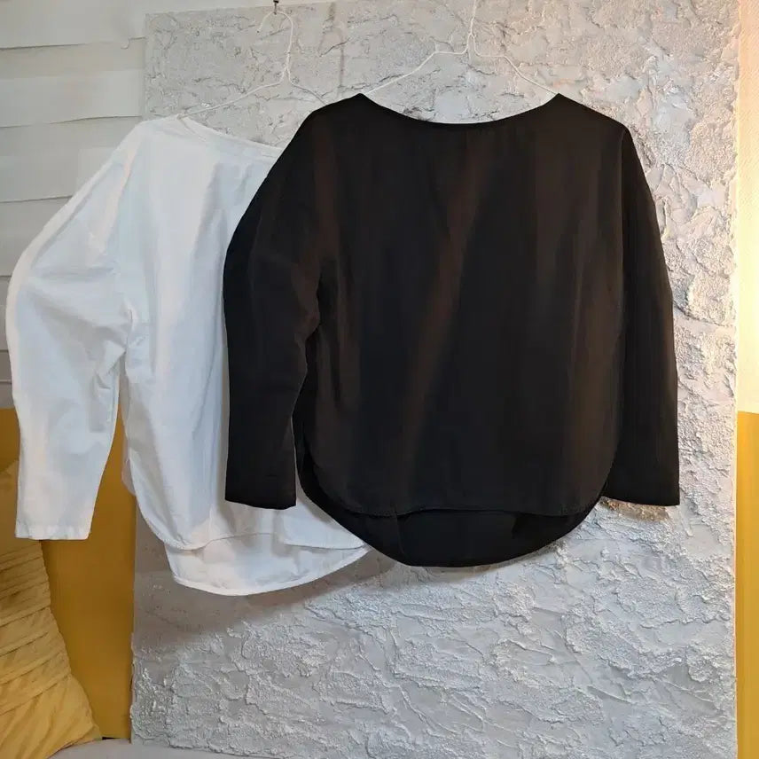 [BUNJANG] COERE Cotton Puff Sleeve Blouse / 2장 일괄(5566)절개라인과 퍼프소매가 이쁜  바스락 코튼블라우스COERE
