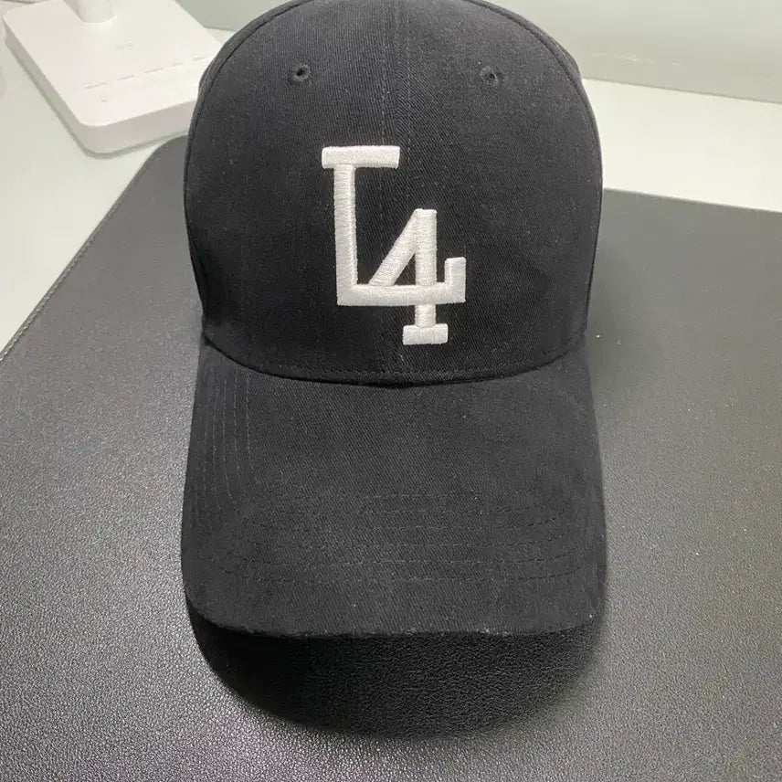 [BUNJANG] Chilsa Black Logo Baseball Cap / 칠사 모자