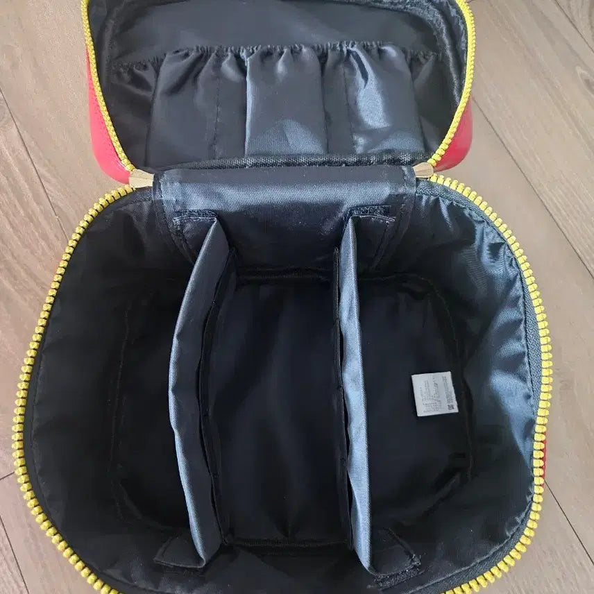 [BUNJANG] Sparkling Red Makeup Bag (Unused) / 메이크업가방(미사용)