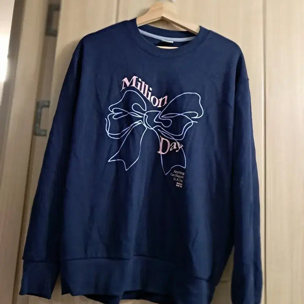 [BUNJANG] Navy Ribbon Printing Sweatshirt / 네이비 리본 프린팅 맨투맨