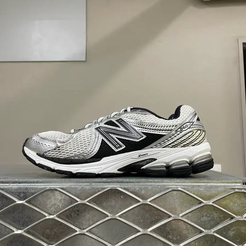[BUNJANG] New Balance 860v2 White Black / 뉴발란스 860v2 화이트 블랙 275 (gr-6192)