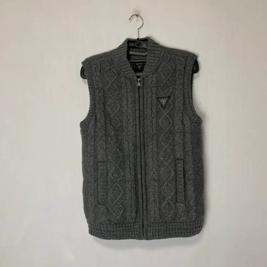 [BUNJANG] Guess Logo Cable Knit Vest Charcoal Grey / Guess 게스 로고 케이블 니트 베스트 꽈배기 조끼 차콜그레이