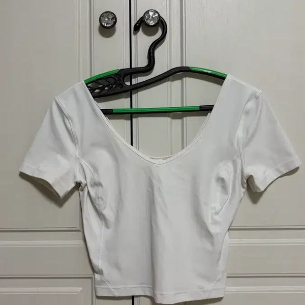 [BUNJANG] Lululemon Align V-Neck T-Shirt White Size 4 / 룰루레몬 얼라인 티셔츠 브이넥 화이트 4사이즈
