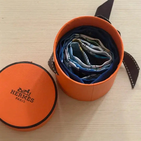 [BUNJANG] Hermès Silk Scarf with Gift Box / 에르메스 스카프 선물용 박스 포함