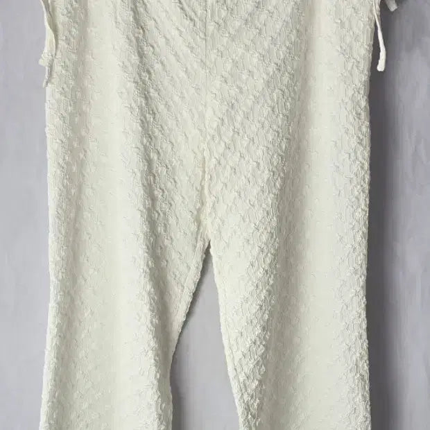 [BUNJANG] Your Name Here Mong-geuli Embossing Strap Pants White / 유어네임히어 몽글이 엠보싱 스트랩 팬츠 free/화이트