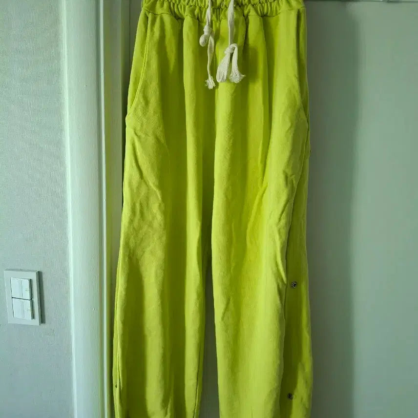 [BUNJANG] Fluorescent Yellow Training Pants - One Size / 형광 노란색 트레이닝 바지   프리