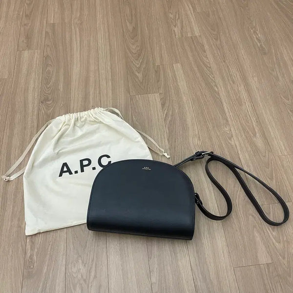 [BUNJANG] A.P.C. Half Moon Black Leather Crossbody Bag / A.P.C. 아페쎄 하프문 블랙